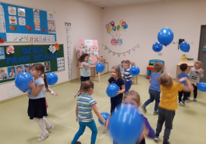 11 Dzieci tańczą z balonami